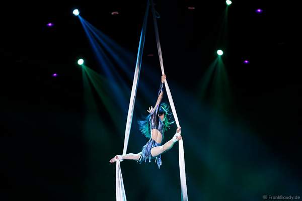 Luftakrobatin Simone Heitinga am Vertikaltuch bei Holiday on Ice PASSION