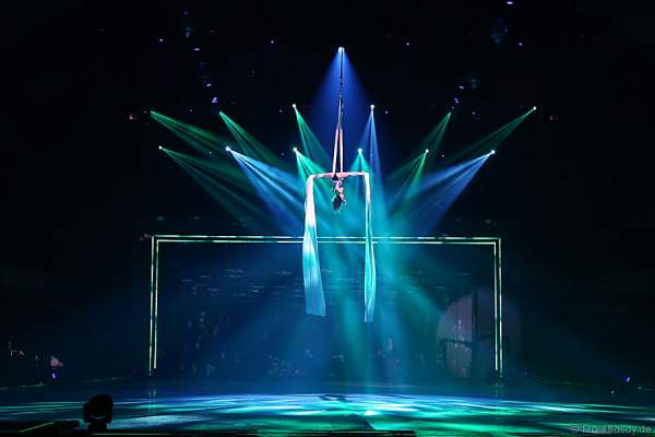 Luftakrobatin Simone Heitinga am Vertikaltuch bei Holiday on Ice PASSION