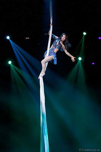 Luftakrobatin Simone Heitinga am Vertikaltuch bei Holiday on Ice PASSION
