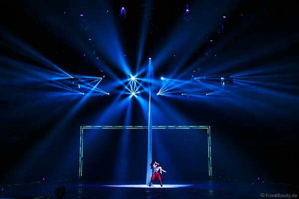 Luftakrobatin Simone Heitinga am Vertikaltuch und Aleksandr Zaboev (Sasha) bei Holiday on Ice PASSION