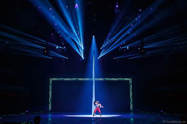 Luftakrobatin Simone Heitinga am Vertikaltuch und Aleksandr Zaboev (Sasha) bei Holiday on Ice PASSION