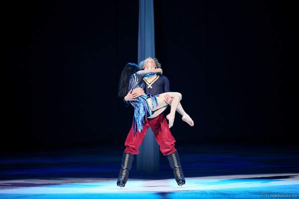 Luftakrobatin Simone Heitinga am Vertikaltuch und Aleksandr Zaboev (Sasha) bei Holiday on Ice PASSION