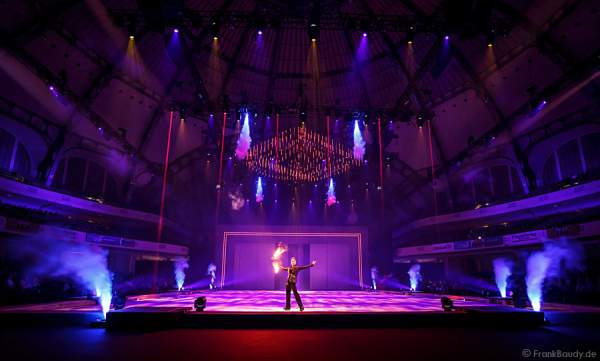 Jay-s Ollier mit Feuer bei Holiday on Ice PASSION