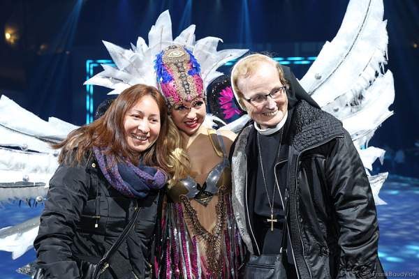Annette Dytrt mit Nonne bei Holiday on Ice PASSION