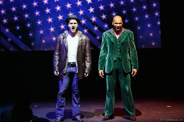 Nikolas Heiber als Rocky Balboa und Gino Emnes als Apollo Creed beim Musical ROCKY
