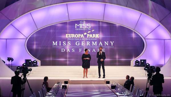 Ines Klemmer - TV-Moderatorin, Ex-Miss Germany & Queen of the World und Alexander Mazza als Moderatoren beim Miss Germany 2015 Finale im Europa-Park