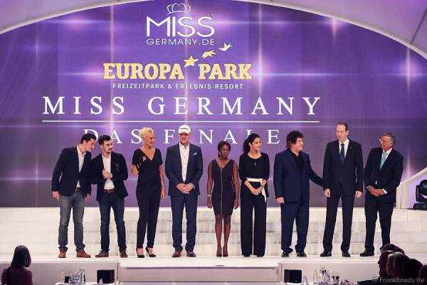 VIP-Jury: Jens Hartwig, Florian Wünsche, Natascha Ochsenknecht, Axel Schulz, Motsi Mabuse, Mariella Ahrens, Tony Marshall, Bernd Zoller, Wolfgang Bosbach bei der Miss Germany 2015 Wahl im Europa-Park