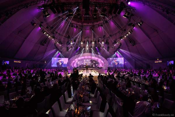 Festliche Gala mit Moderator Alexander Mazza bei der Wahl der Miss Germany 2015 im Europa-Park