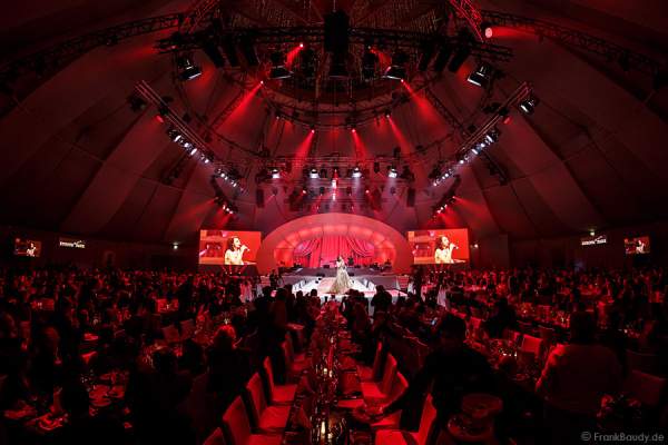 Festliche Gala mit Anna Maria Kaufmann bei der Wahl der Miss Germany 2015 im Europa-Park