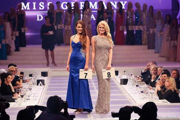 Aileen Tetzlaff, Miss Mecklenburg-Vorpommern 2015 und Johanna Orthey, Miss Rheinland-Pfalz 2015, beim Miss Germany 2015 Finale im Europa-Park