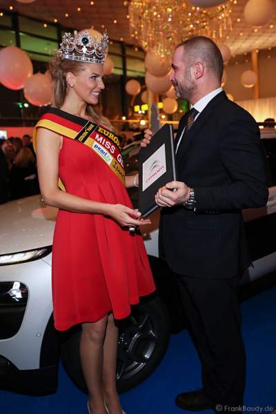 Olga Hoffmann - Miss Germany 2015 - erhält den Autoschlüssel
