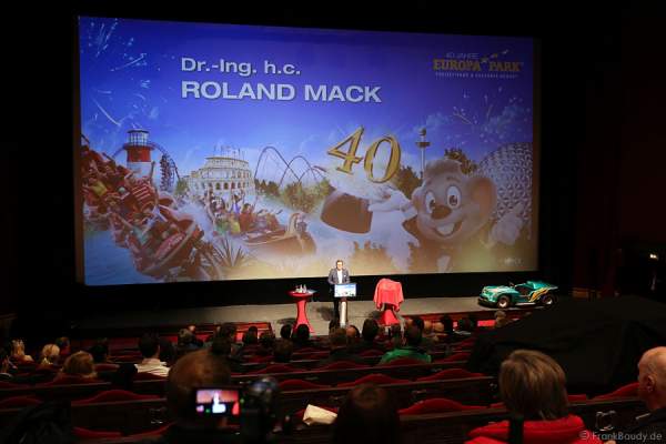 Inhaber Roland Mack begrüßt die gut 250 Journalisten