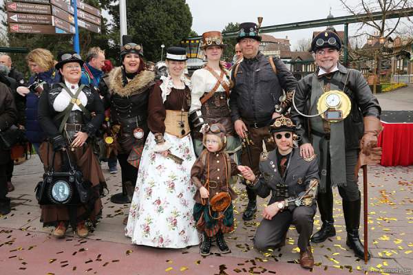 Tutursula von Ungefähr und Pierre de Vapeur von Freiburg unter Dampf im Steampunk-Look - Europa-Park