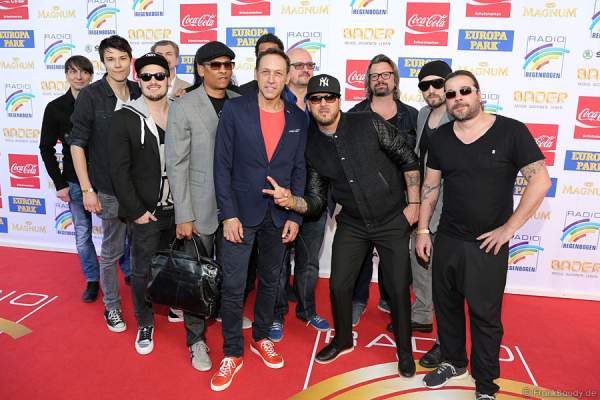 Xavier Naidoo mit den Söhne Mannheims beim Radio Regenbogen Award 2015