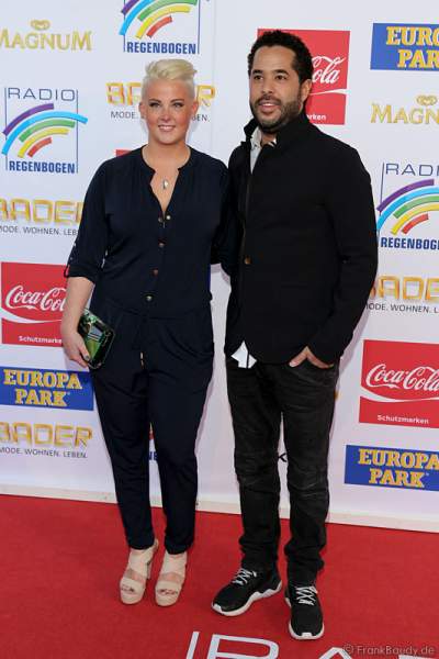 Adel Tawil mit Freundin Lena beim Radio Regenbogen Award 2015