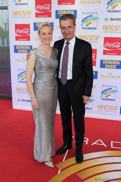 Günther Oettinger mit Lebensgefährtin Friederike Beyer auf dem roten Teppich beim Radio Regenbogen Award 2015