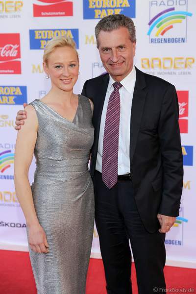 Günther Oettinger mit Lebensgefährtin Friederike Beyer auf dem roten Teppich beim Radio Regenbogen Award 2015