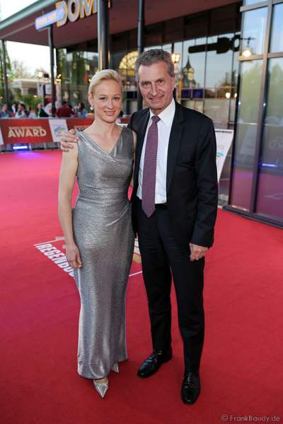 Günther Oettinger mit Lebensgefährtin Friederike Beyer auf dem roten Teppich beim Radio Regenbogen Award 2015