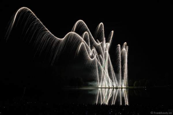 Steigende Kronen beim Feuerwerk - Rhein in Flammen - Bonn 2015