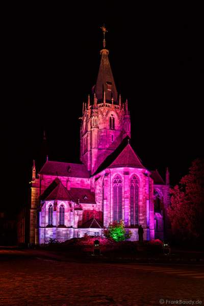 Abteikirche St. Peter und Paul beleuchtet in Weißenburg