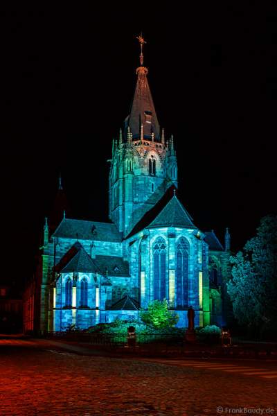 Abteikirche St. Peter und Paul beleuchtet in Weißenburg