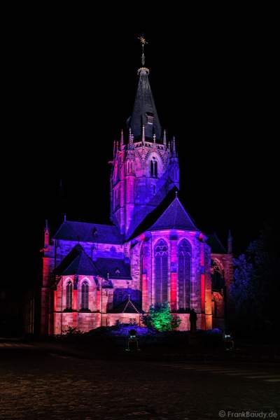 Abteikirche St. Peter und Paul beleuchtet in Weißenburg