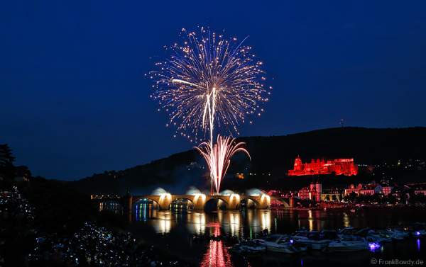 Feuerwerk auf der Alten Brücke bei der Heidelberger Schlossbeleuchtung 2015