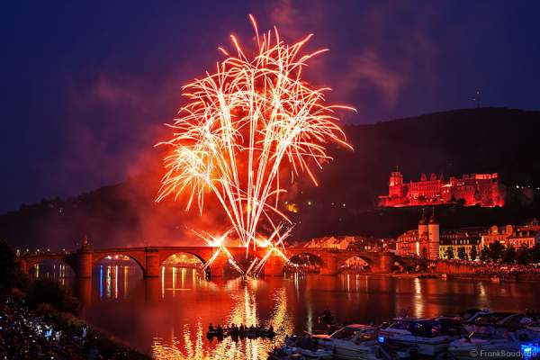 Feuerwerk auf der Alten Brücke bei der Heidelberger Schlossbeleuchtung 2015