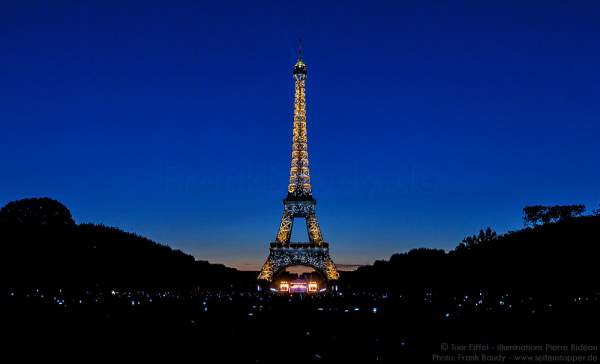 Beleuchteter Eiffelturm bei Nacht vor dem Feuerwerk beim Nationalfeiertag 2015 in Paris