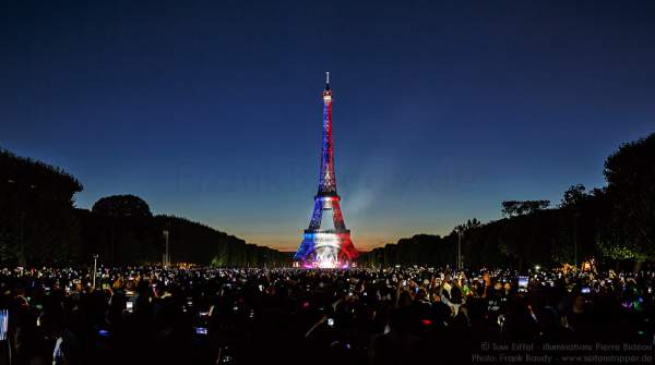 Beleuchteter Eiffelturm bei Nacht vor dem Feuerwerk beim Nationalfeiertag 2015 in Paris