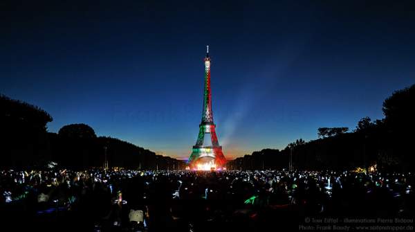 Beleuchteter Eiffelturm bei Nacht vor dem Feuerwerk beim Nationalfeiertag 2015 in Paris