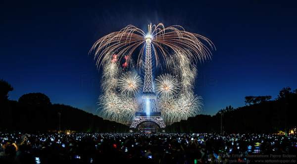 Atemberaubendes Feuerwerk auf dem Eiffelturm zum Nationalfeiertag 2015 in Paris