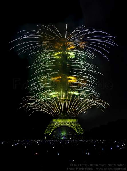 Atemberaubendes Feuerwerk auf dem Eiffelturm zum Nationalfeiertag 2015 in Paris