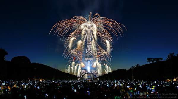 Feuerwerk auf dem Eiffelturm zum Nationalfeiertag 2015 in Paris