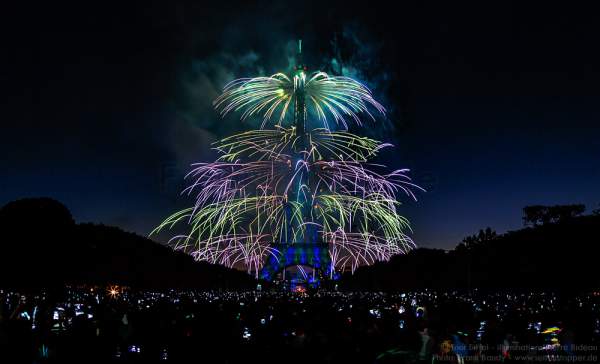 Feuerwerk auf dem Eiffelturm zum Nationalfeiertag 2015 in Paris