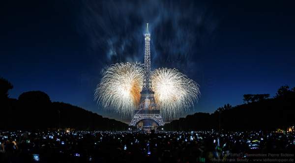 Feuerwerk auf dem Eiffelturm zum Nationalfeiertag 2015 in Paris