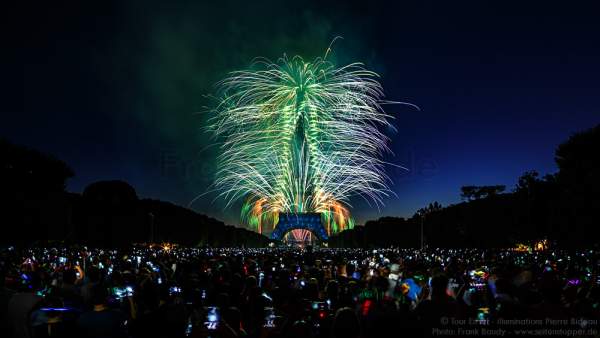Feuerwerk auf dem Eiffelturm zum Nationalfeiertag 2015 in Paris