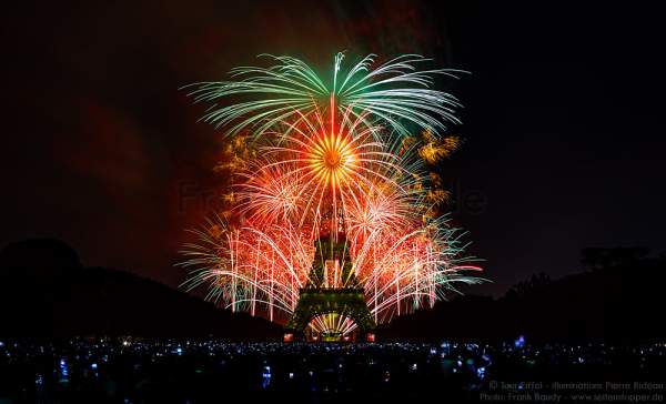 Feuerwerk auf dem Eiffelturm zum Nationalfeiertag 2015 in Paris