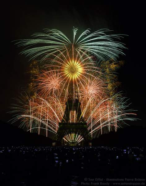 Feuerwerk auf dem Eiffelturm zum Nationalfeiertag 2015 in Paris