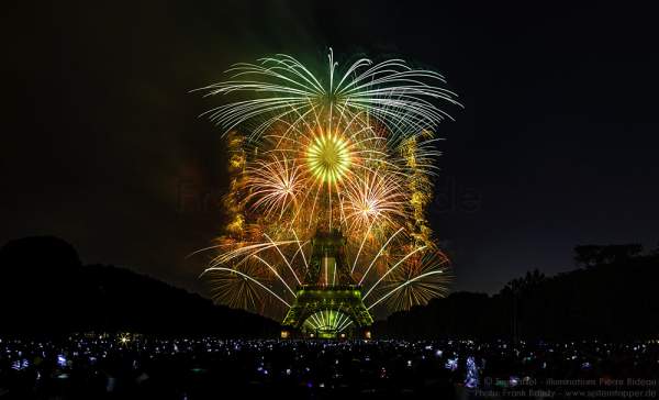 Feuerwerk auf dem Eiffelturm zum Nationalfeiertag 2015 in Paris