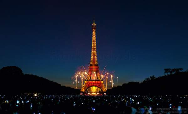 Feuerwerk auf dem Eiffelturm zum Nationalfeiertag 2015 in Paris