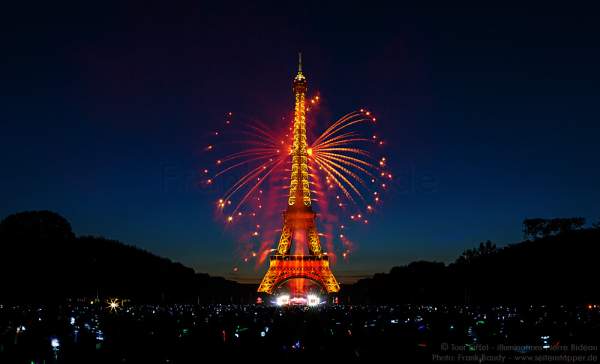 Feuerwerk auf dem Eiffelturm zum Nationalfeiertag 2015 in Paris