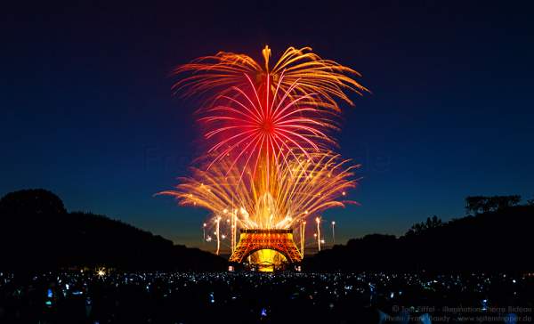 Feuerwerk auf dem Eiffelturm zum Nationalfeiertag 2015 in Paris