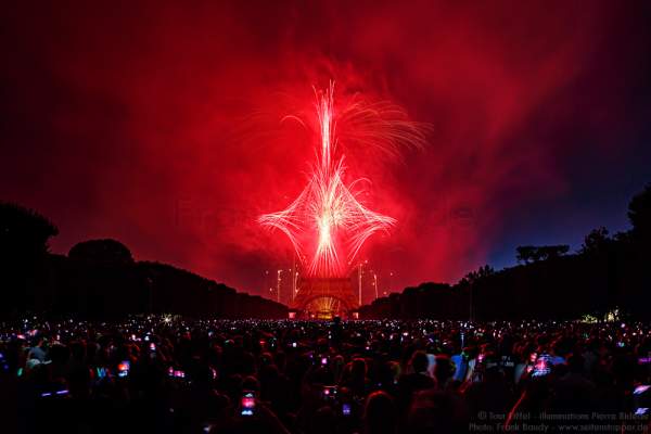 Feuerwerk auf dem Eiffelturm zum Nationalfeiertag 2015 in Paris