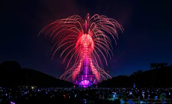 Feuerwerk auf dem Eiffelturm zum Nationalfeiertag 2015 in Paris