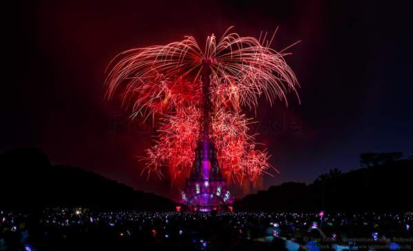 Feuerwerk auf dem Eiffelturm zum Nationalfeiertag 2015 in Paris