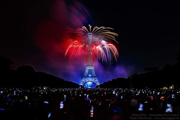 Feuerwerk auf dem Eiffelturm zum Nationalfeiertag 2015 in Paris
