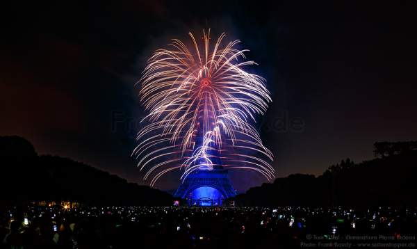 Feuerwerk auf dem Eiffelturm zum Nationalfeiertag 2015 in Paris