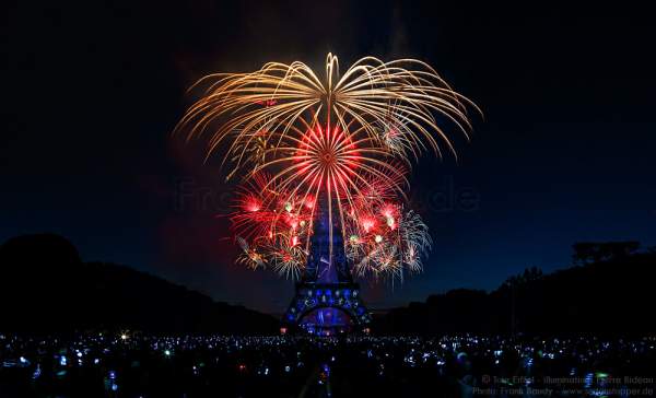 Feuerwerk auf dem Eiffelturm zum Nationalfeiertag 2015 in Paris