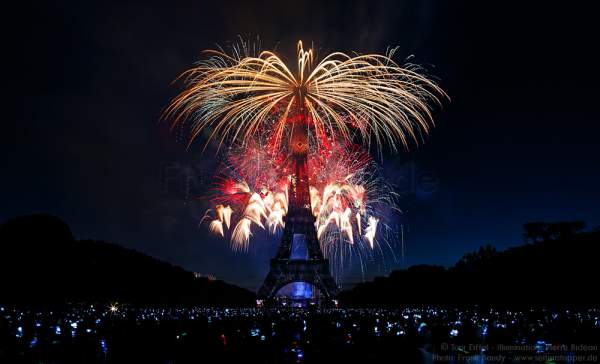 Feuerwerk auf dem Eiffelturm zum Nationalfeiertag 2015 in Paris
